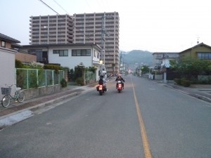 朝５時　走り去っていくアメリカン２台