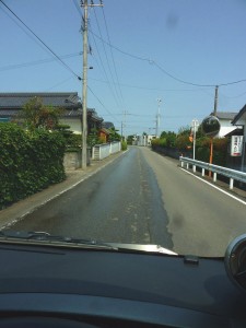 いたる所で消毒の液をタンクローリで散布